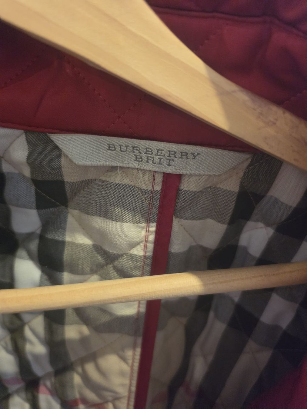 Burberry Giacche: Burberry Brit gesteppte Jacke rot Orginal  – Usato da Wolfertswil venduto da Antiko 1
