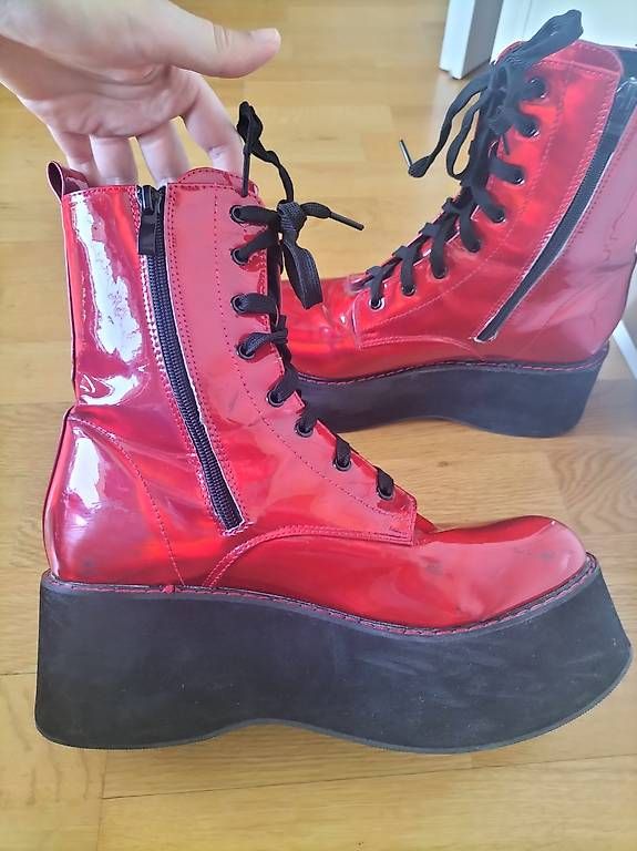 Chaussures femmes: Bottines plateforme rouge brillant à reflets – D'occasion à Vevey par fra_fs8w