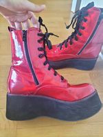 Bottines plateforme rouge brillant à reflets