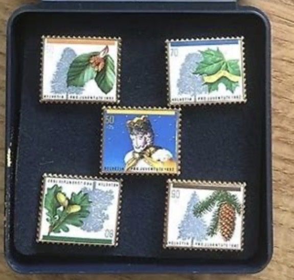 Placchette & Badge: Boîte de 5 pins timbre Pro Juventute 1992 – Nuovo e nell'imballaggio originale da Porrentruy venduto da jlo_tt9h