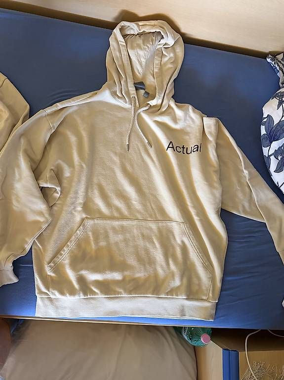 Pullover & Sweatshirts: 2 sweatshirts cream color M size – Gebraucht aus Ascona von GioeleS 2