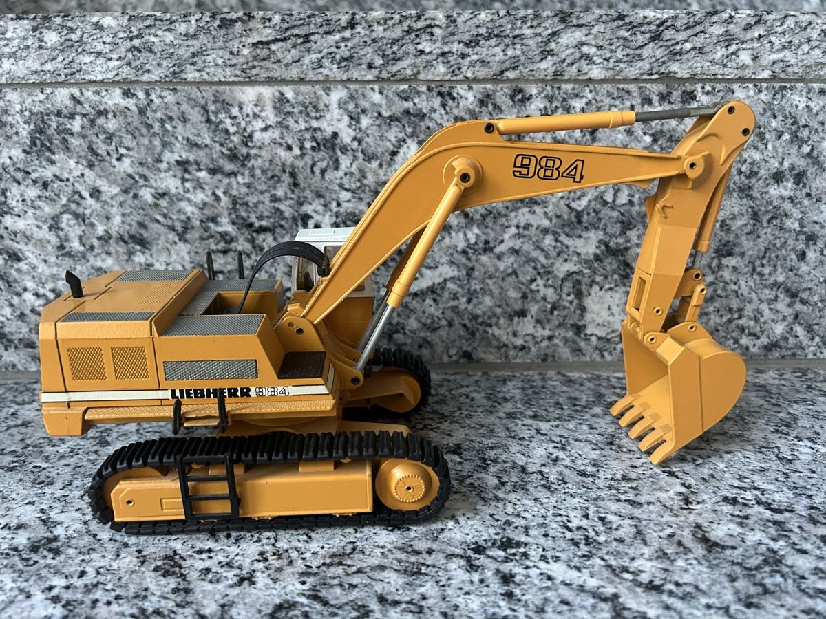 Conrad Kits de montage: Liebherr 984, 1:50 , Conrad – D'occasion à Horw par Tigercat635 2