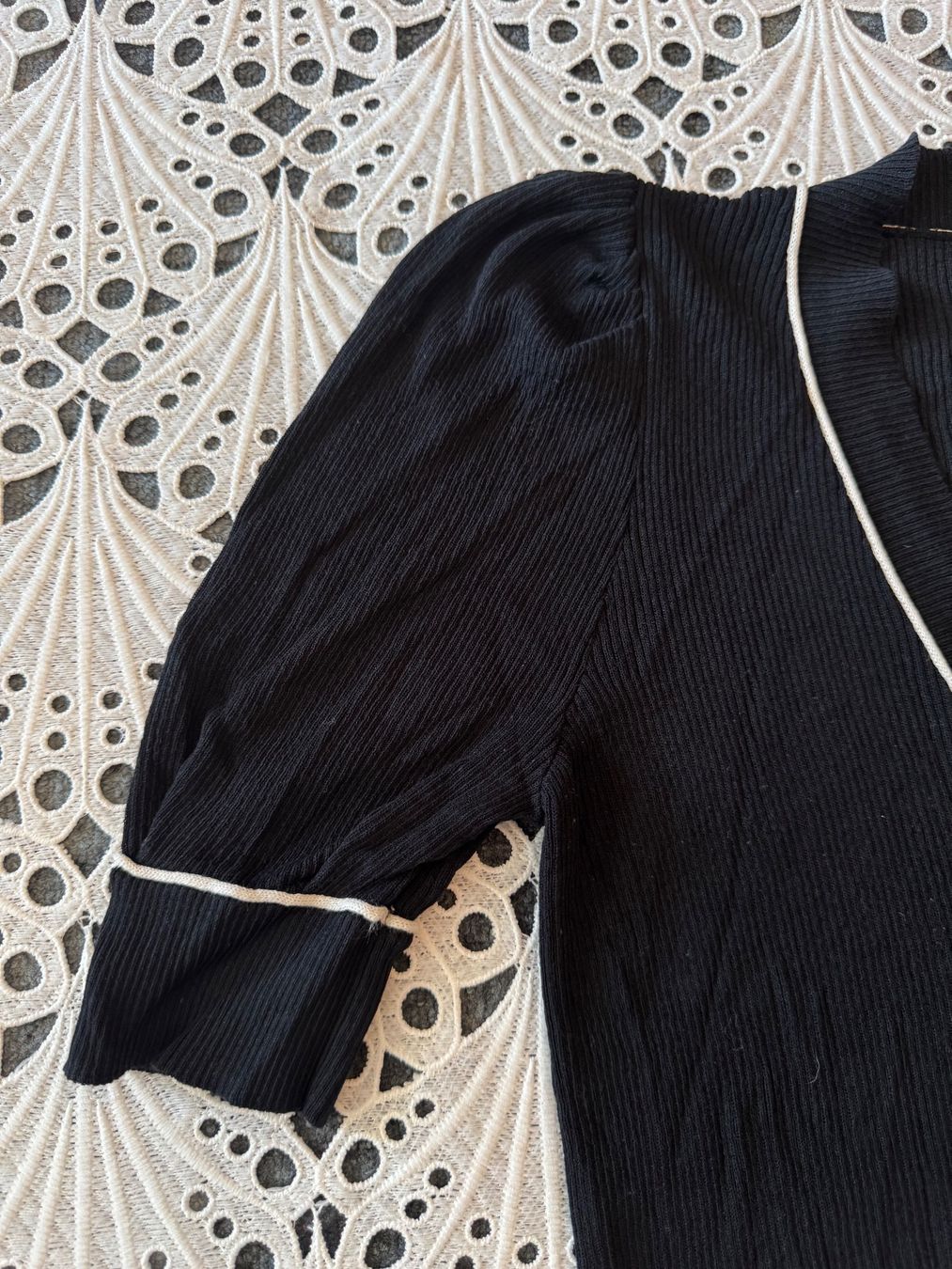 Jacken: Schwarze Strickjacke mit kurzen Ärmeln Gr S - M – Gebraucht aus Frenkendorf von Style365 5