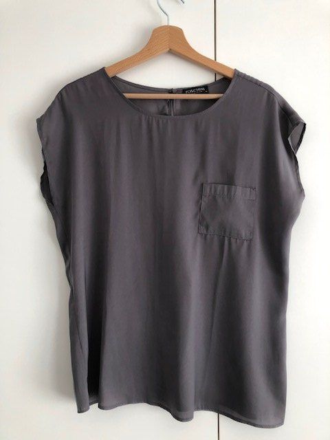 Camicette: Steingraue Bluse, Foschini, 44, ohne Arm, Polyester – Usato da Hünenberg See venduto da dustein