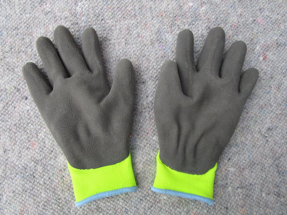Guanti & manicotti: 100 Paar Winterhandschuhe, Textilhandschuhe gummiert 9/M – Nuovo (secondo la descrizione) da Eschenbach SG venduto da brocarte 2