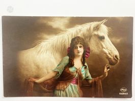 Fotopostkarte Frau mit Pferd Handkoloriert - um 1920 Antik