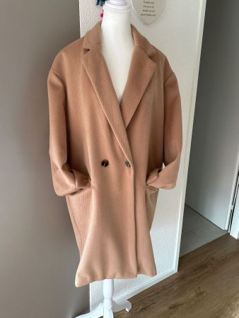 Moderner Mantel in camel von myona