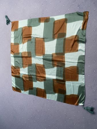 Tuch synthetisch 110x110 cm mehrfarbig mit 2 Zottel