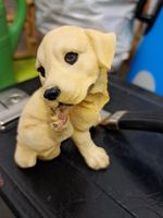 Hundefigur aus Kunststoff zu verkaufen