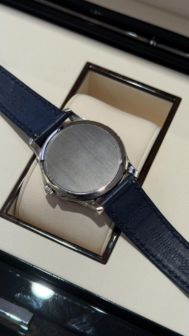 Patek Philippe Montres: Patek Philippe Calatrava 5227G-001 – D'occasion à Randogne par 2G1909 2