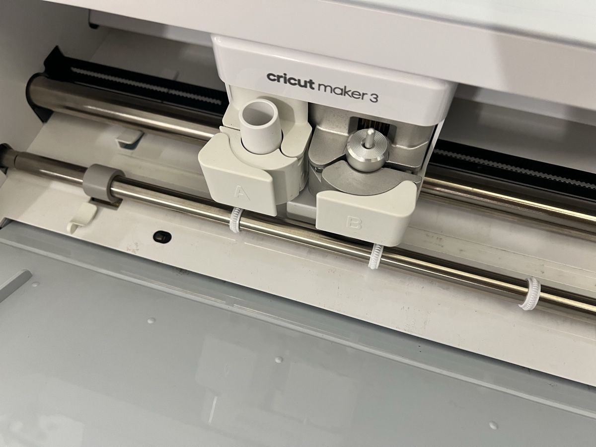 Tutte le macchine: Cricut Maker 3, Schneidplotter mit Zubehör! – Usato da Glattbrugg venduto da sam-network