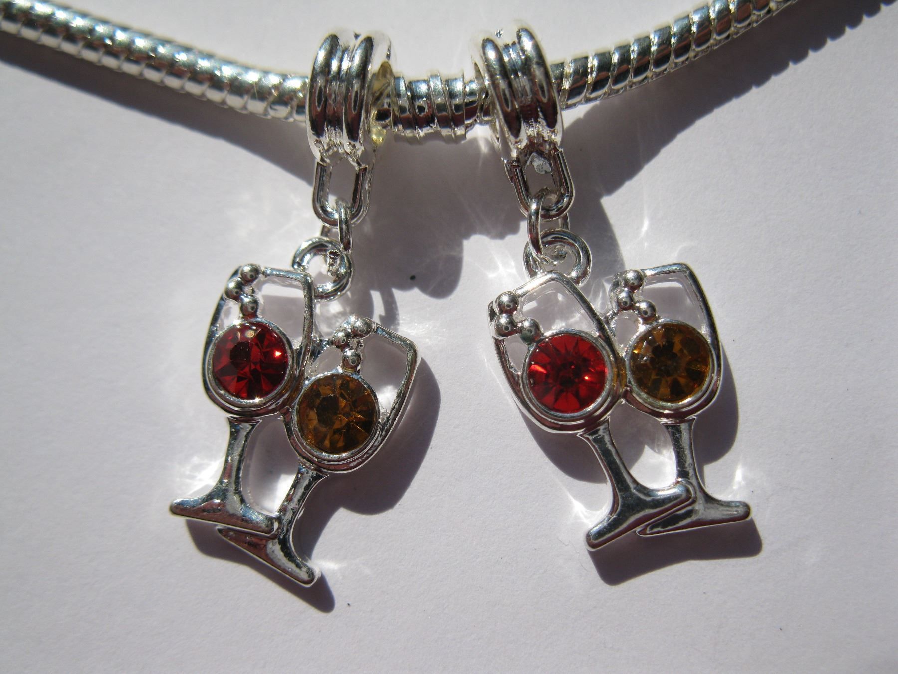 Perle (finte): Anhänger, Dangle Sektgläser versilbert mit Strass – Nuovo e nell'imballaggio originale da St. Margarethen TG venduto da LuanaKa