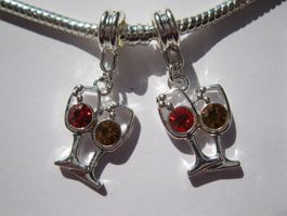 Anhänger, Dangle Sektgläser versilbert mit Strass