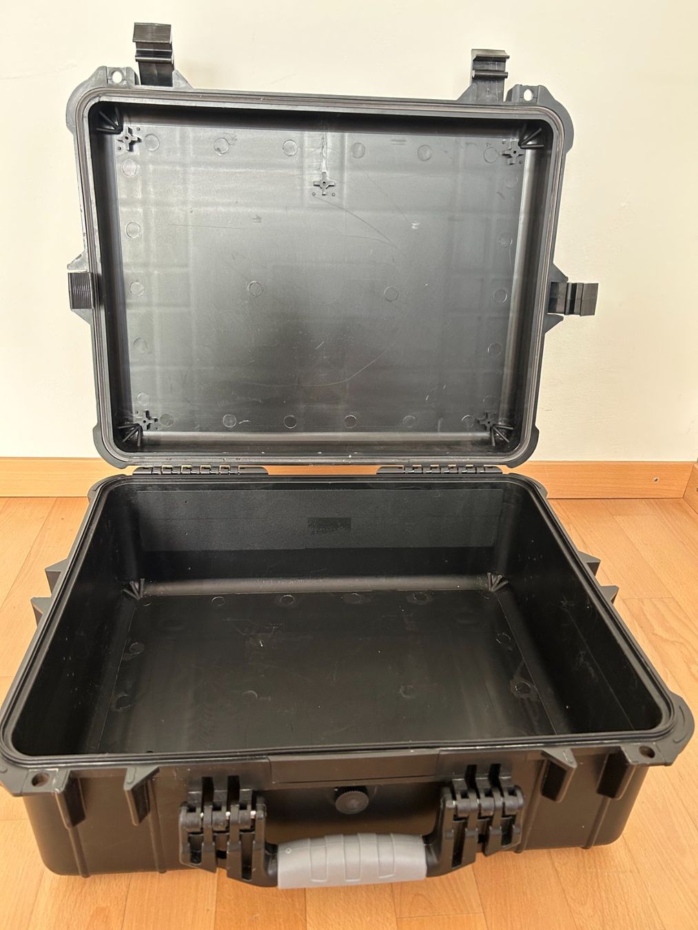 Valises de voyage: Robuster Outdoor-Koffer aus Kunststoff – D'occasion à Stäfa par cka_5r5z 3
