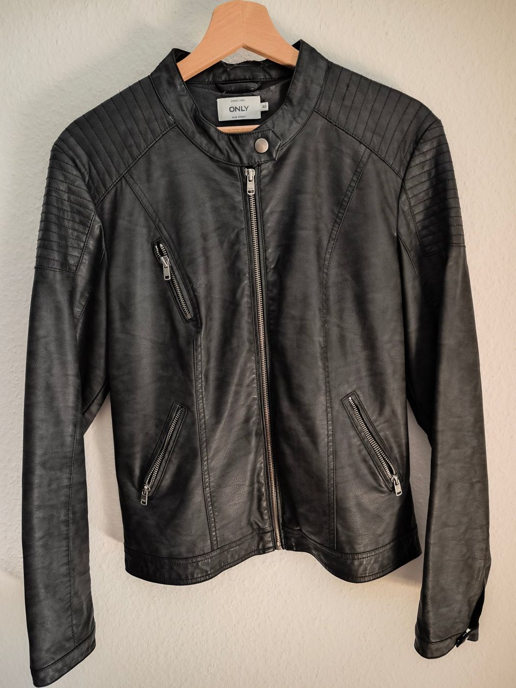 Only Jacken: Only, veste en simili cuir noire, taille 40 – Gebraucht aus Genève von lnicoGE