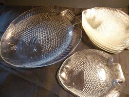 Vintage - Plat et 8 assiettes en verre, forme de poisson