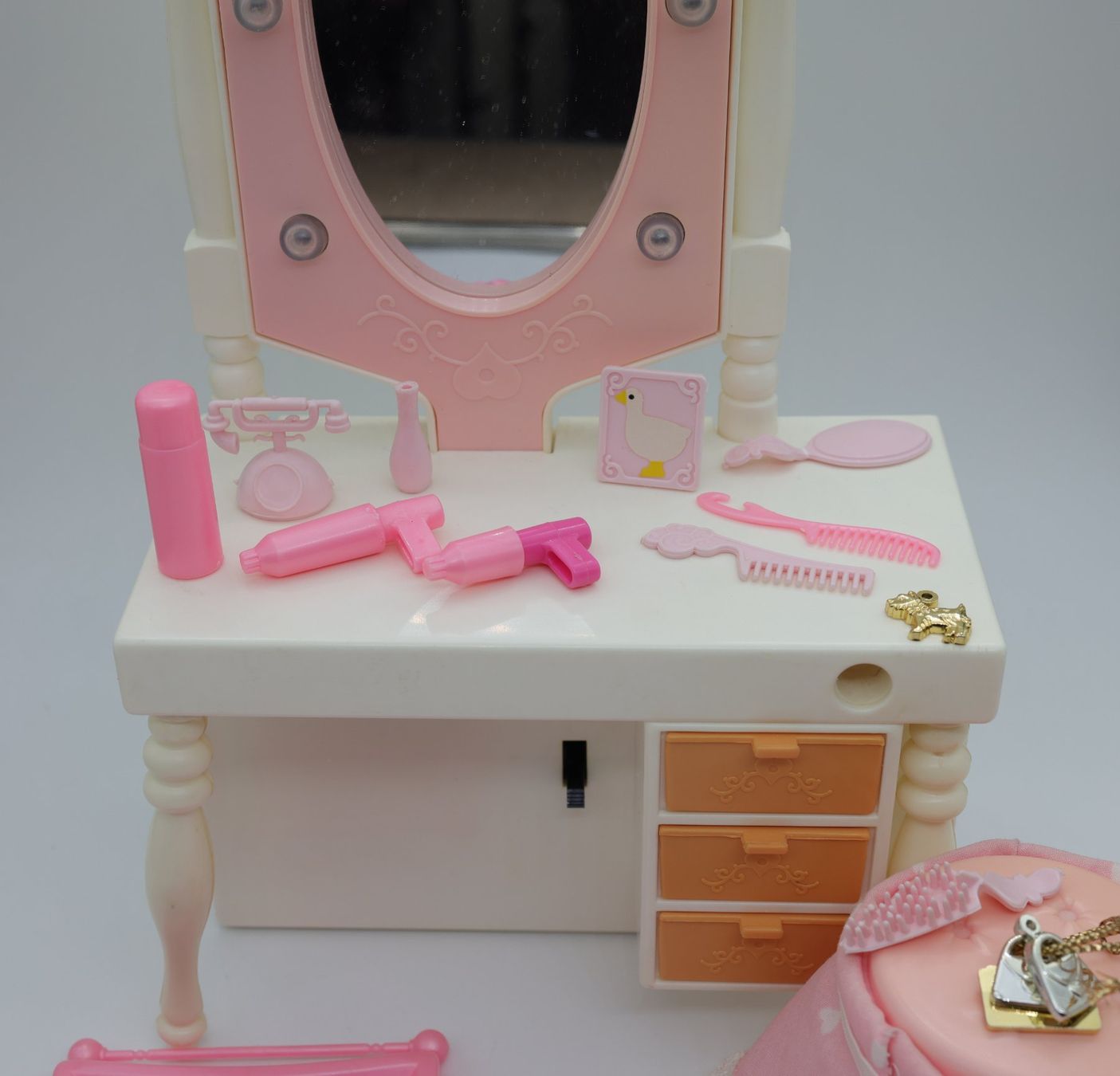 Barbie Case e mobili per bambole: Mattel Barbie Frisierkommode – Usato da Volketswil venduto da brockipfannenstil 2