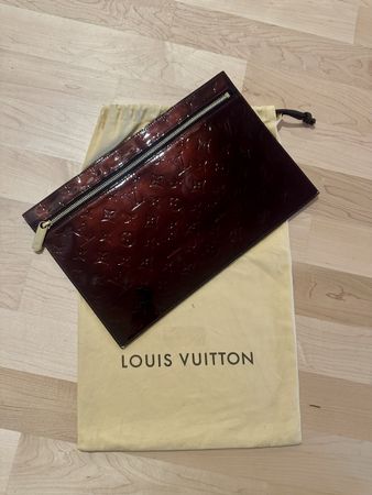 Louis Vuitton Pershing Square GM Clutch – Vernis Amarante