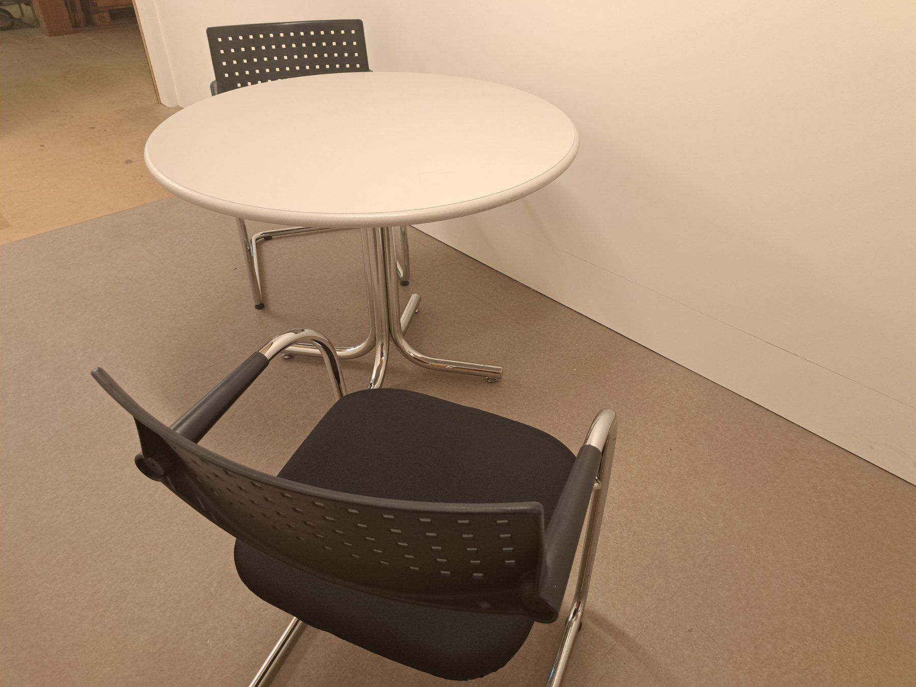 Stühle: Tisch mit 3 Stühlen/ Vitra Freischwinger – Gebraucht aus Belp von deal-now 3