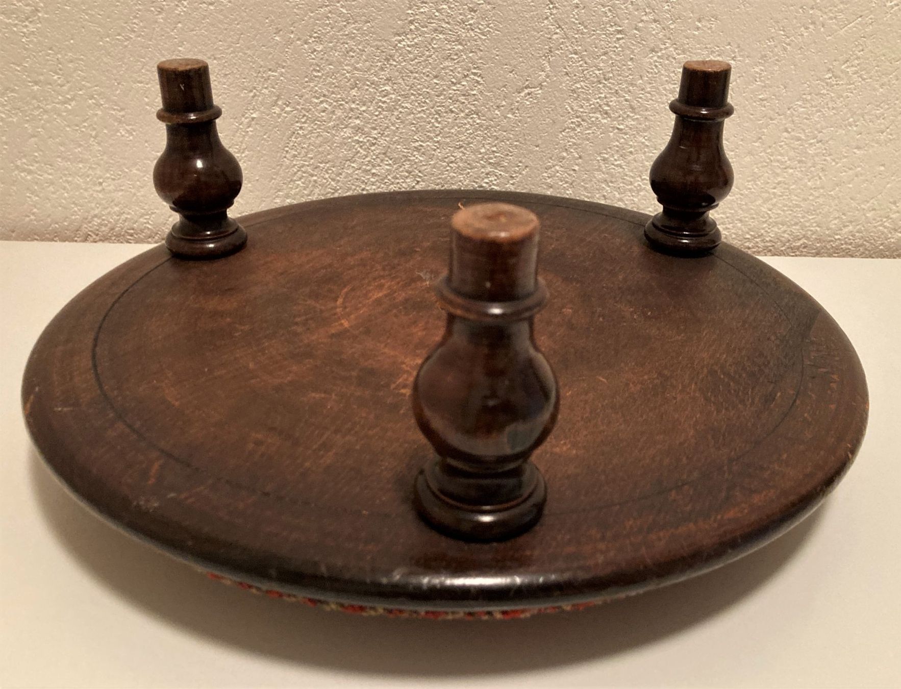 Sgabelli: Möbel Schemel Tabouret Tritthocker Holz braun Stoff Goblin – Usato da Wangen b. Olten venduto da Buntgemischt 3