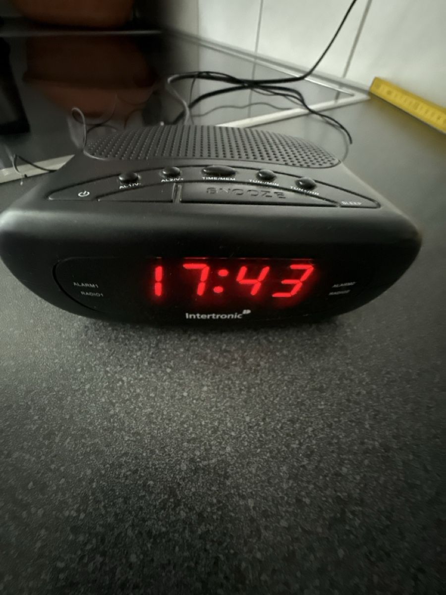Sveglie: Radio-réveil Intertronic noir – Usato da Birsfelden venduto da dan_q2df 1