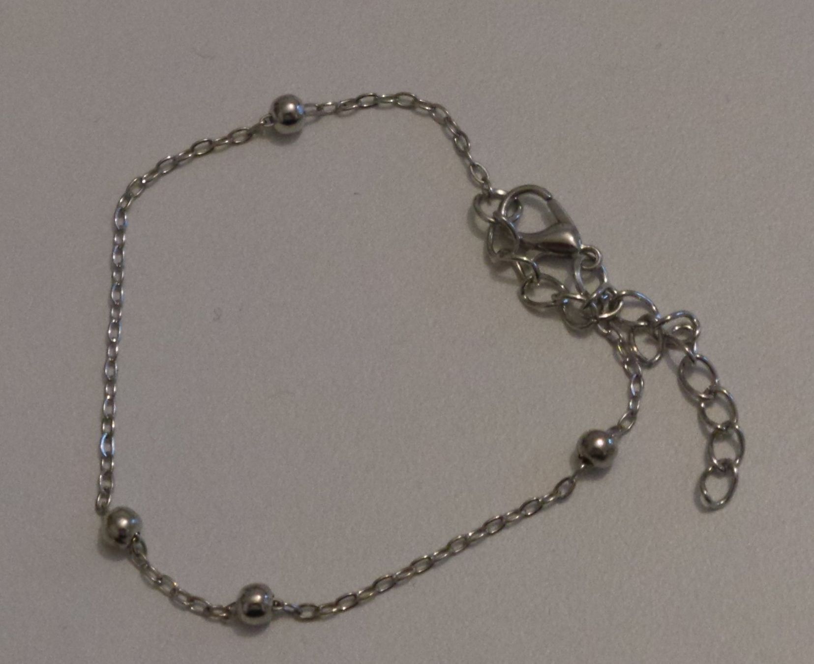 Bracelets: Armband silberfarbig mit kleinen Kugeln – Neuf (Voir description) à Flamatt par Tattoo18