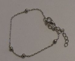 Armband silberfarbig mit kleinen Kugeln
