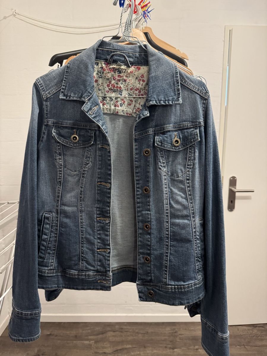 Lots de vêtements: 2 Jeansjacken, Gr S – D'occasion à Pfeffingen par Twoa