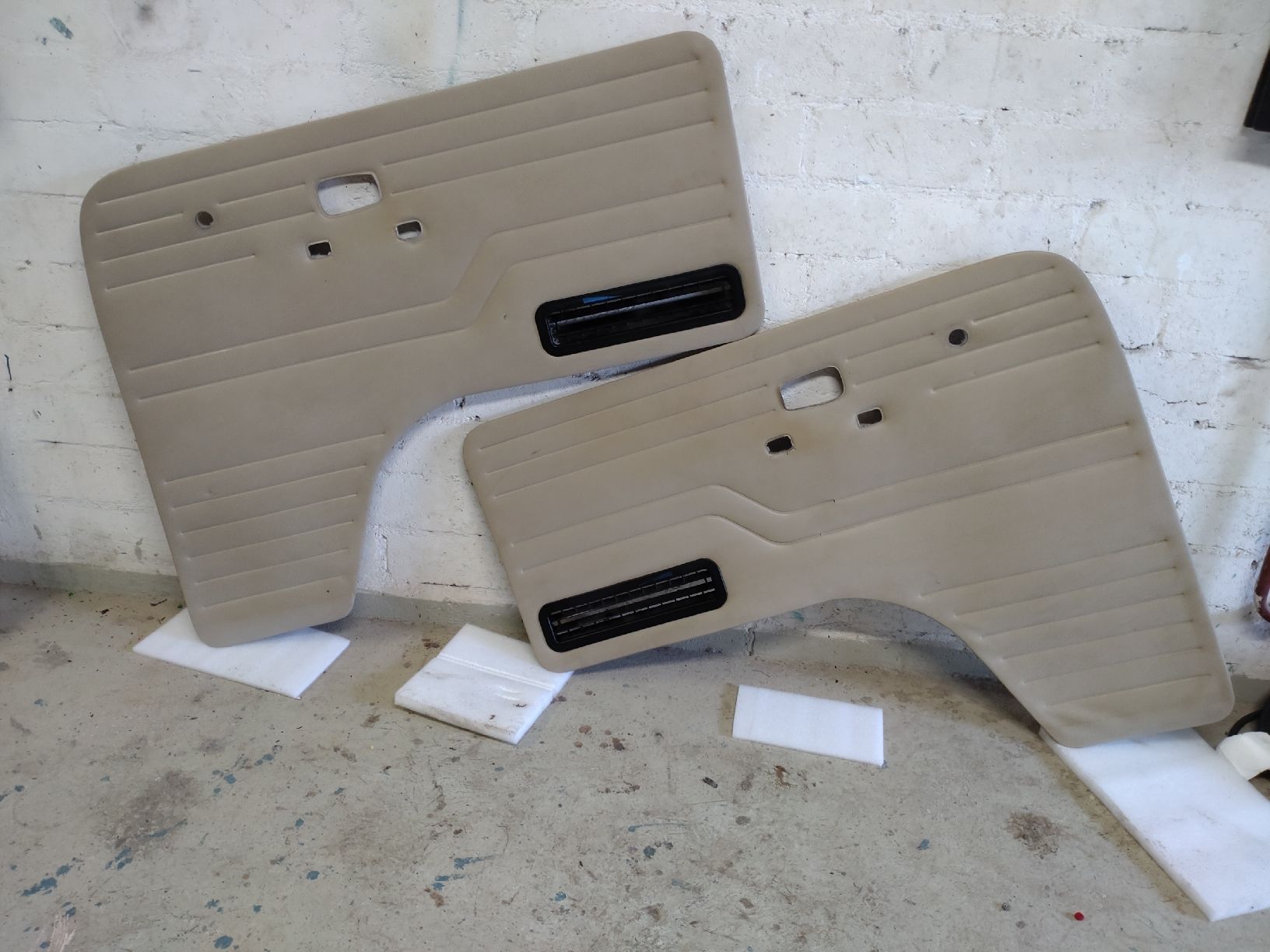 VW Tutti pezzi di ricambio auto: VW T2 Seitenpanel – Usato da Gurmels venduto da Tube1