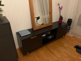 TV-Lowboard schwarz mit Holzbeinen gebraucht Zustand