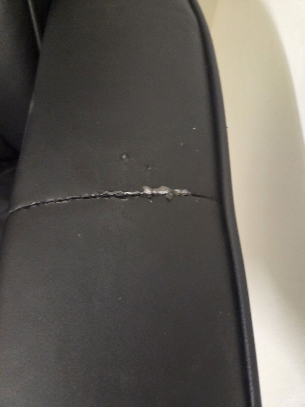 Sessel: Comfortable Black Leather Swivel Chair - Some Damage – Gebraucht aus Lachen SZ von col_bw5v 5