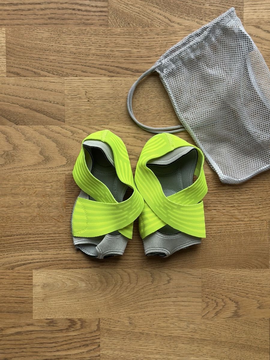 Nike Scarpe da donna: Nike Studio Wrap Pack 4 Training Schlappen Gr. M (39/40) – Nuovo (secondo la descrizione) da Basel venduto da FatmaCan52 2
