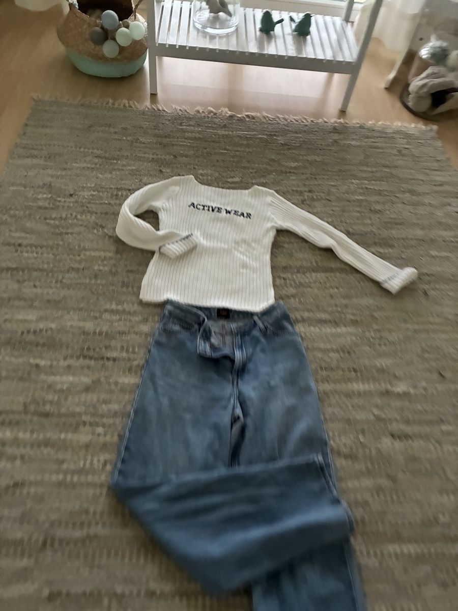 Lotti di vestiti: Lee Jeans blau und weisser Pullover. Gr. S – Usato da Dübendorf venduto da mar_s66c 7