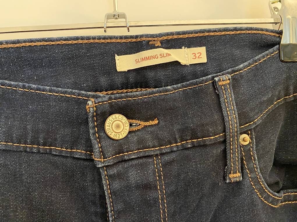 Levi's Jeans: Levi's Slimming Slim Jeans – Nuovo (secondo la descrizione) da Rafz venduto da Schnaeppchen56 1