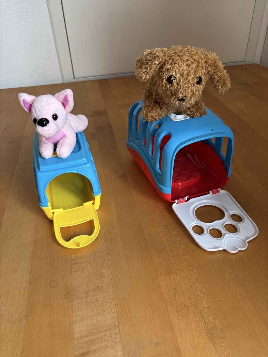 Jouets: Spielzeug Hunde mit Tragekorb 2 Stück – D'occasion à Sonnental par sunnyside_m