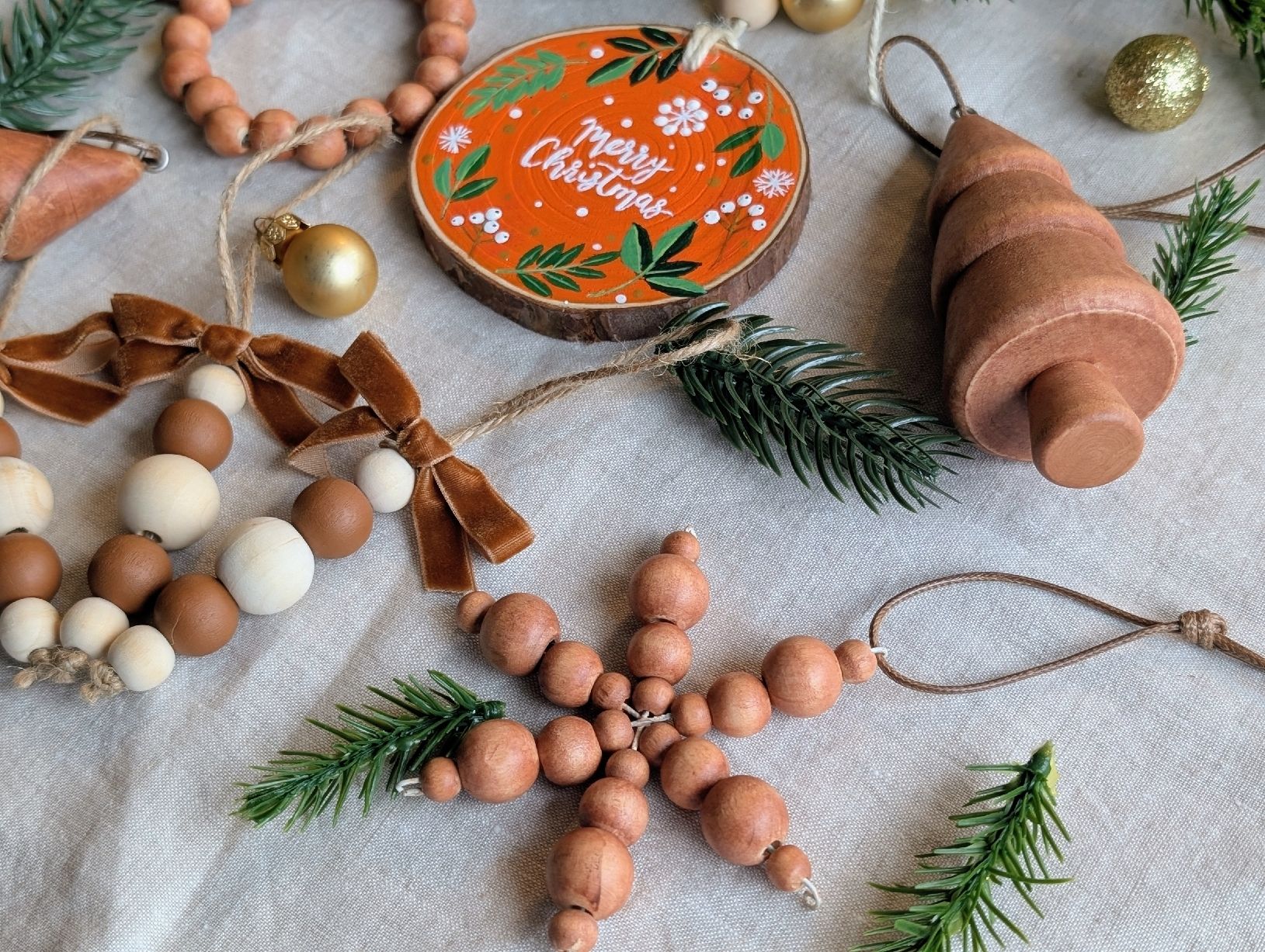 Tutte le decorazioni: Hand Painted Wooden Christmas Ornaments Set,  Rustic Charm – Nuovo e nell'imballaggio originale da Winterthur venduto da LaVieColor 7