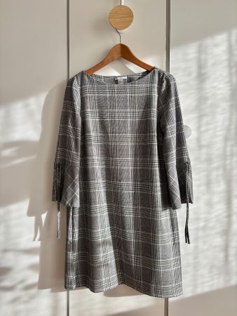 Tailliertes Kleid mit Hahnentrittmuster