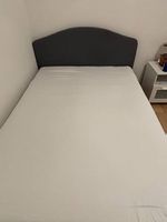 Lit gris 140×200 avec matelas et tête de lit