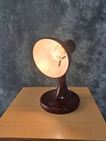 Wärmetherapie Lampe umfunktioniert zu einer Tischlampe