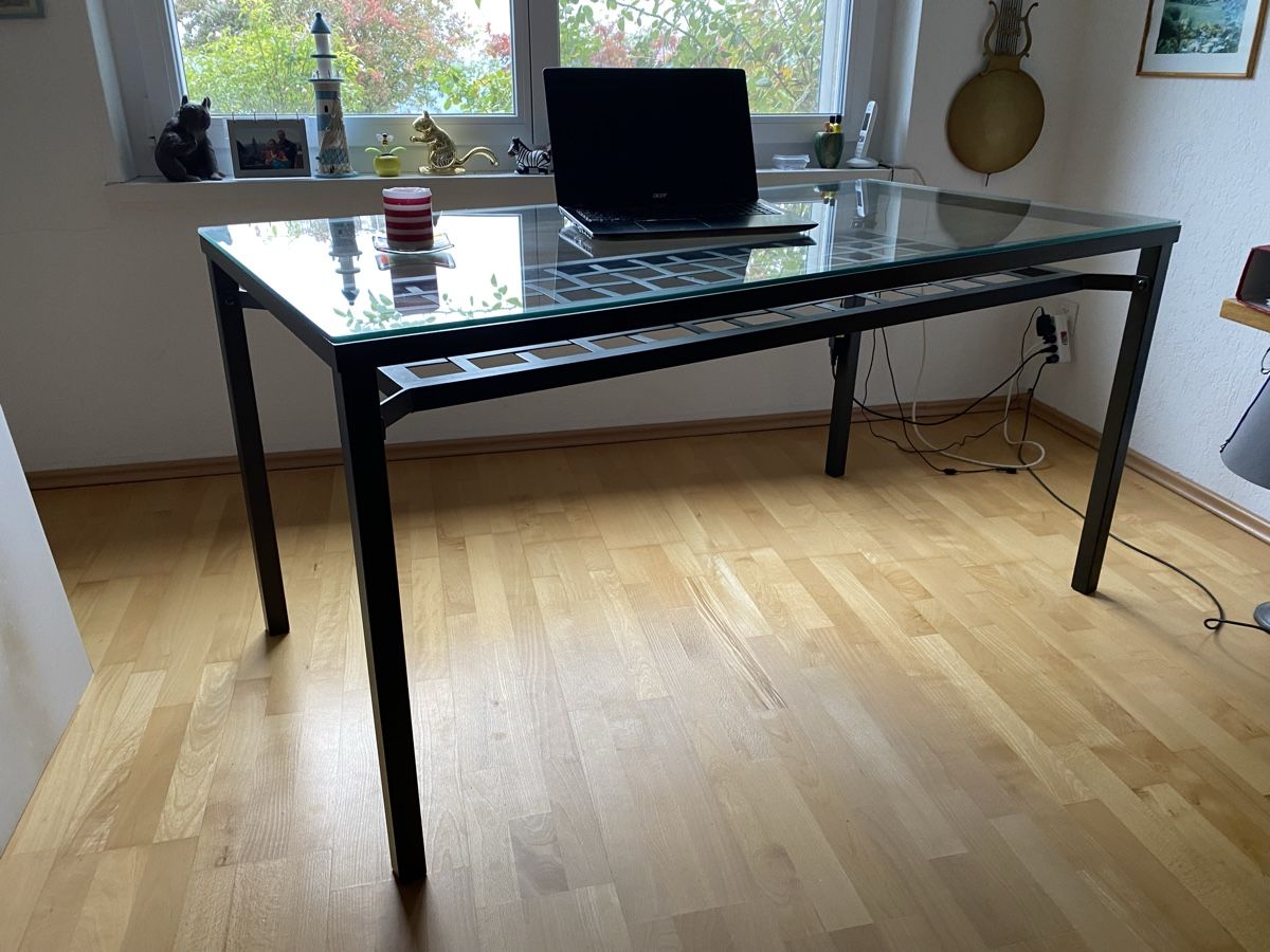 Tische: Glas-Tisch mit Metallgestell – Gebraucht aus Aeugst am Albis von derimker 8