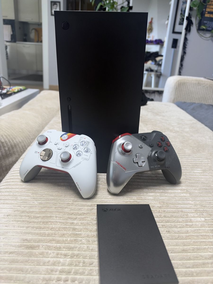 Microsoft Konsolen: Xbox Series X + 2 controller (Starfiled e Cyberpunk) – Gebraucht aus Cadro von dav_x5dc