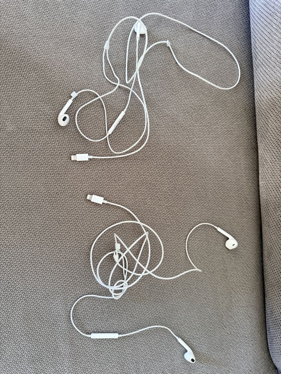 Apple Ladegeräte: Auricolari Apple con cavo Lightning, bianchi – Gebraucht aus Lugano von can_xdd8