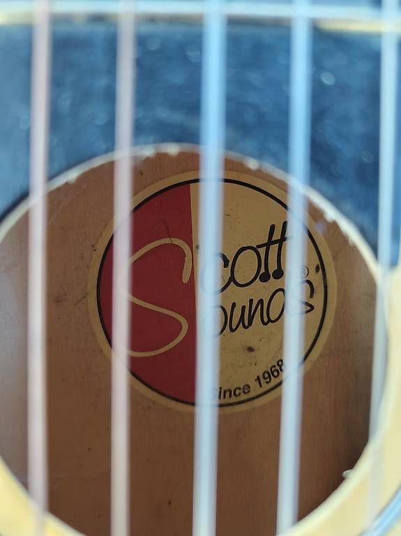 Instruments de musique: Kindergitarre, Gitarre – D'occasion à Biel/Bienne par leg_2mby 1