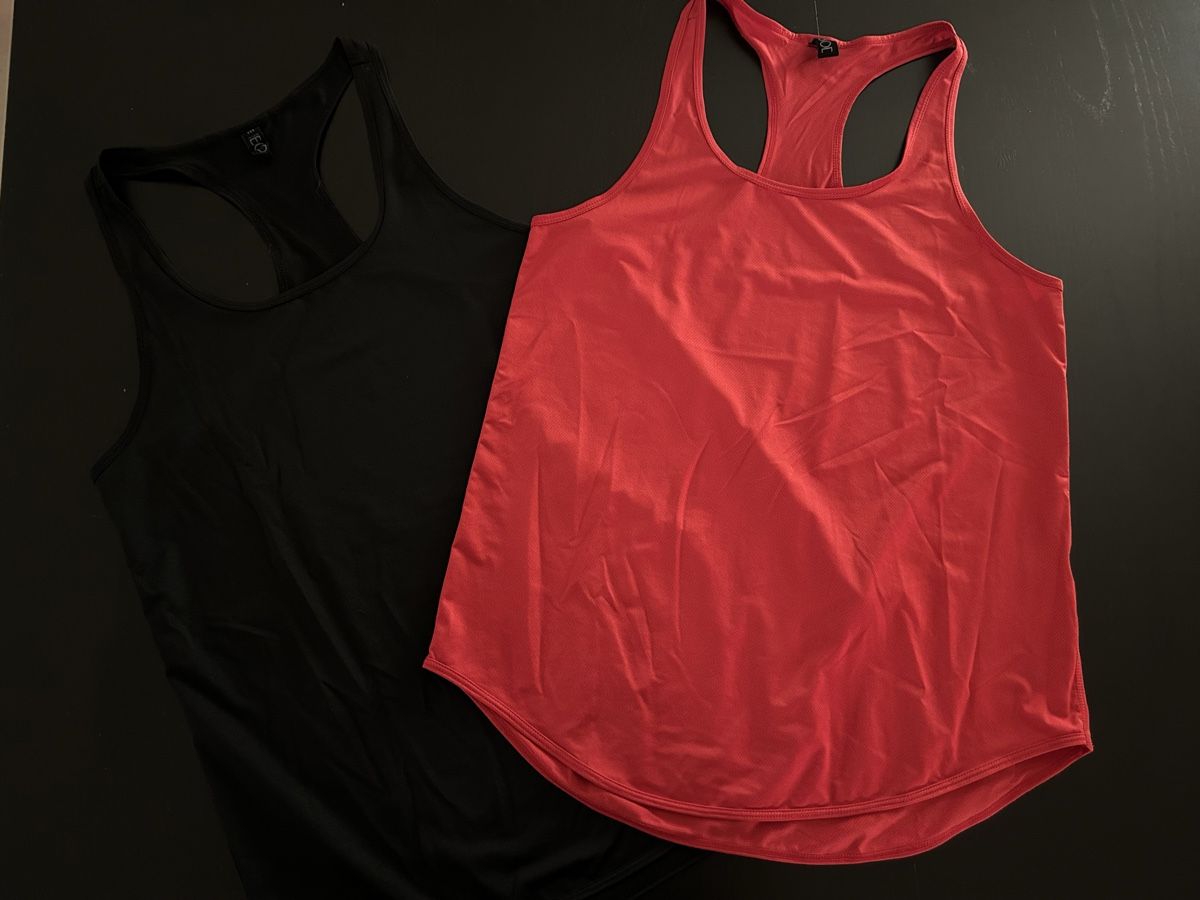 T-shirt: Canottiere sportive – Usato da Tenero venduto da Laura-Pedu