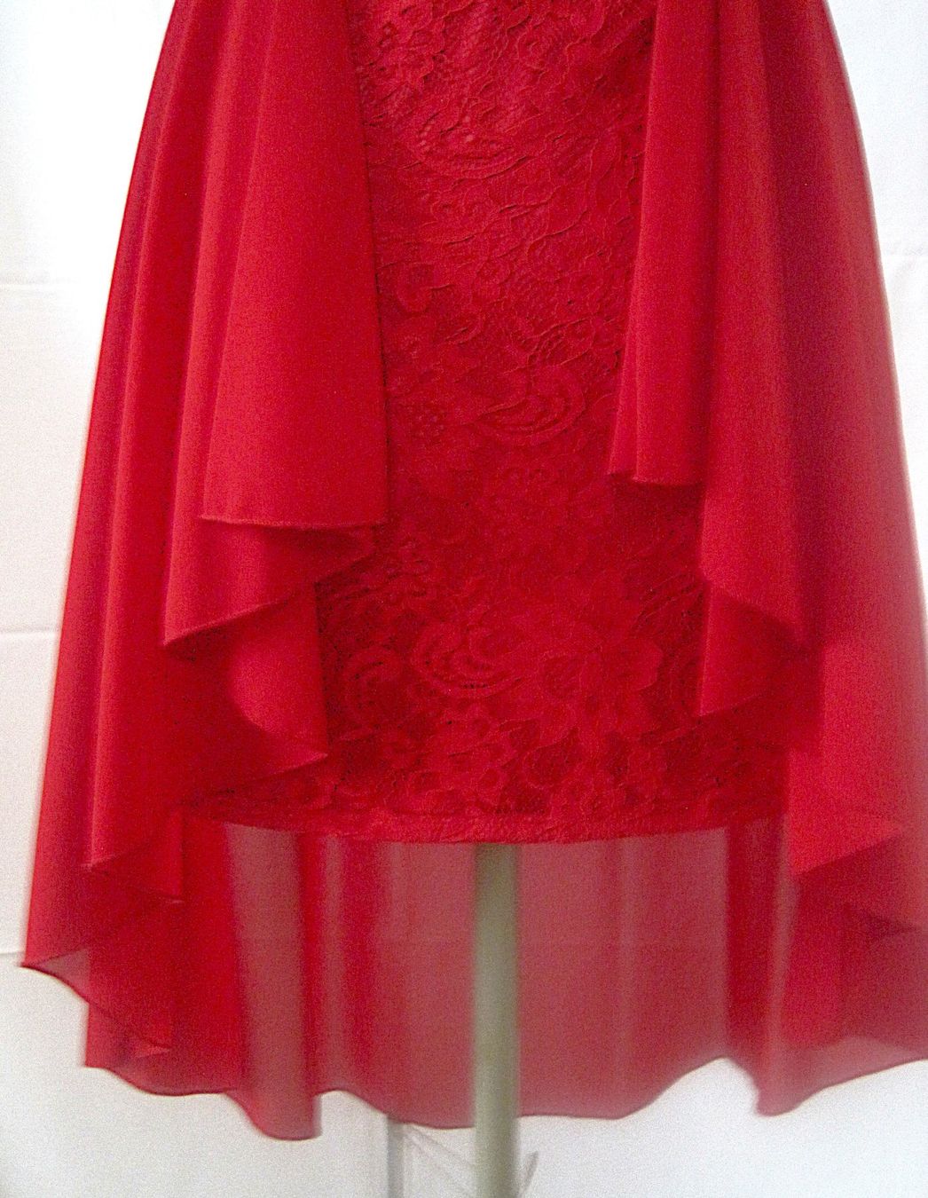Kleider: Verspieltes rotes Chiffonkleid mit Strass & Schleifendetail – Gebraucht aus Rickenbach Sulz von Sodeli23 6