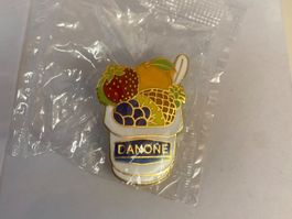 Pin's  Danone Yoghurt aux Fruits, vintage, neuf sous pli....