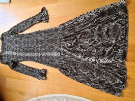 Schönes Sommerkleid im angesagten Schlangenmuster, Grösse S