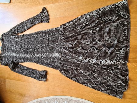 Schönes Sommerkleid im angesagten Schlangenmuster, Grösse S