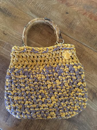 Borsa a mano uncinetto con manico in bambù gialla/marrone