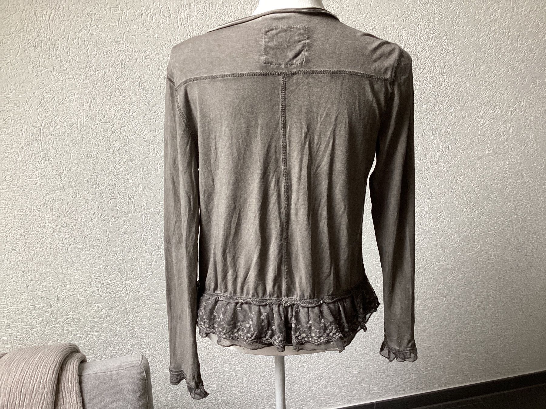 Nile Giacche: NILE Damen Jacke Grösse M grau mit Rüschen – Usato da Homberg b. Thun venduto da Homata 2
